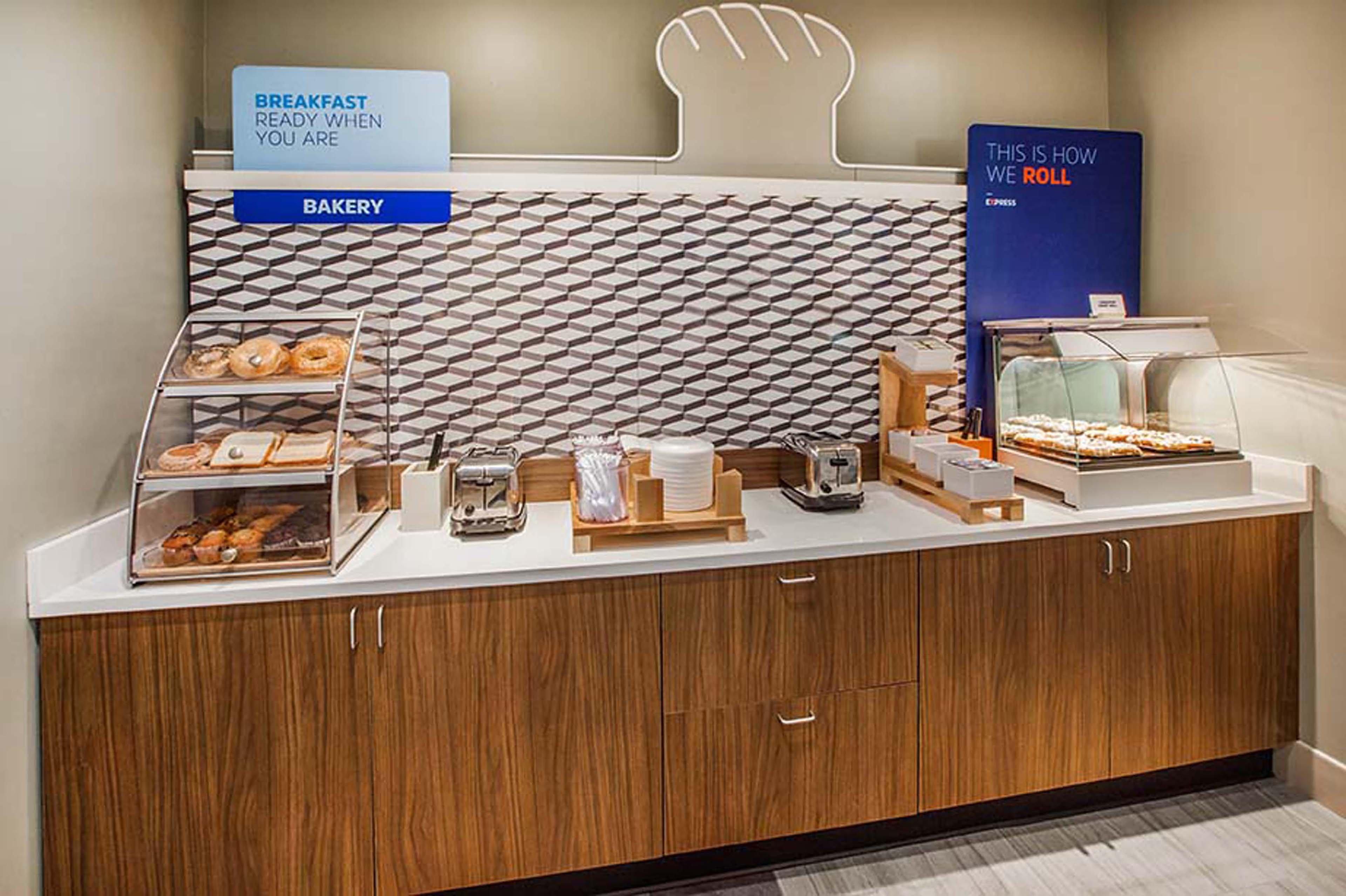 Holiday Inn Express & Suites North Dallas At Preston By Ihg Eksteriør billede